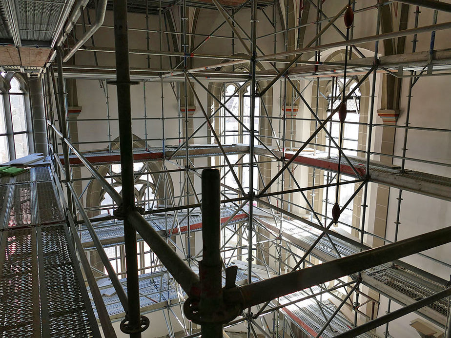 Malerarbeiten in der Stadtpfarrkirche (Foto: Karl-Franz Thiede)